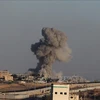 Khói bốc lên sau cuộc không kích của Israel xuống thành phố Rafah, Dải Gaza ngày 14/5/2024. (Ảnh: THX/TTXVN) 