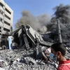 Những tòa nhà bị phá hủy sau các cuộc không kích của Israel xuống thành phố Gaza. (Ảnh: THX/TTXVN)