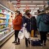 Người dân mua hàng tại siêu thị ở London, Anh. (Ảnh: AFP/TTXVN)
