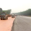 Nhiều phương tiện được huy động thi công mặt đường cao tốc Vạn Nịnh-Cam Lộ đoạn qua huyện Gio Linh (Quảng Trị). (Ảnh: Nguyên Lý/TTXVN) 