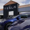 Ô tô điện của hãng Tesla tại cửa hàng ở San Mateo, California, Mỹ. (Ảnh: THX/TTXVN)