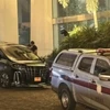 Xe cảnh sát bên ngoài khách sạn phát hiện vụ việc. (Ảnh: Thai Enquirer.)
