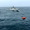 Hải quân Ấn Độ tiếp cận xuồng cứu sinh chở 9 thành viên thủy thủ đoàn từ tàu Prestige Falcon. (Nguồn: gCaptain)