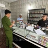 Lực lượng chức năng kiểm tra tại cửa hàng kinh doanh thuốc lá điện tử ở huyện Bến Lức, tỉnh Long An. (Ảnh: TTXVN phát)
