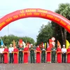 Các đại biểu cắt băng khánh thành công trình dự án đường Tuần tra biên giới tỉnh Tây Ninh. (Ảnh: Thanh Tân/TTXVN)