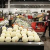 Người dân mua thực phẩm tại một cửa hàng ở Chicago, Illinois, Mỹ. (Ảnh tư liệu: AFP/TTXVN)