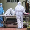 Nhân viên y tế chuyển bệnh nhân có triệu chứng nhiễm virus Nipah tới bệnh viện ở Kozikode, bang Kerala, Ấn Độ. (Ảnh: AFP/TTXVN)