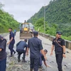 Cảnh sát và lực lượng cứu hộ tìm kiếm người mất tích sau vụ lở đất tại huyện Chitwan, Nepal, ngày 12/7/2024. (Ảnh: THX/TTXVN)
