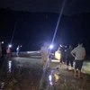 Lực lượng chức năng xuyên đêm nỗ lực tìm kiếm các nạn nhân bị nước cuốn trôi, mất tích trên suối Vều (xã Phúc Sơn, huyện Anh Sơn, Nghệ An). (Ảnh: TTXVN phát)