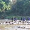 Các chiến sỹ Đội quy tập 192 băng rừng, vượt suối trên đất bạn Lào để đưa đồng đội trở về quê hương. (Ảnh: TTXVN phát)