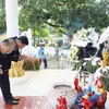 Đại diện Đại sứ quán Việt Nam tại Lào và Lãnh đạo tỉnh Vientiane thắp hương viếng các Anh hùng liệt sỹ. (Ảnh: Xuân Tú/TTXVN)