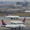 Máy bay của Hãng Delta tại sân bay LaGuardia ở New York (Mỹ). (Ảnh: AFP/TTXVN) 