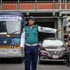 Cảnh sát điều khiển giao thông trên đường phố tại Dhaka, Bangladesh, ngày 12/8/2024. (Ảnh: Getty Images/TTXVN)