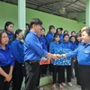 Bí thư Tỉnh đoàn Bến Tre Lâm Như Quỳnh động viên các chiến sỹ thanh niên tình nguyện hè trường Cao đẳng Bến Tre. (Ảnh: Chương Đài/TTXVN)