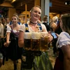 Người dân tham dự lễ hội bia Oktoberfest tại Munich, Đức. (Ảnh: THX/TTXVN)