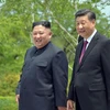 Chủ tịch Trung Quốc Tập Cận Bình (phải) và nhà lãnh đạo Triều Tiên Kim Jong Un trong cuộc gặp ở Bình Nhưỡng, ngày 21/6/2019. (Ảnh: AFP/TTXVN)