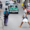 Người dân trên đường phố La Habana, Cuba. (Ảnh: THX/TTXVN)