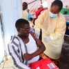 Tiêm vaccine phòng đậu mùa khỉ cho người dân tại tỉnh Bắc Kivu, CHDC Congo. (Ảnh: THX/TTXVN)