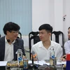 Ông Phan Phiến, Hiệu trưởng Trường Đại học Khánh Hòa trao đổi cùng hai du học sinh Lào, học năm thứ 2 tại Trường. (Ảnh: Phan Sáu/TTXVN)