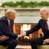 Tổng thống Mỹ Joe Biden (phải) trong cuộc gặp Tổng thống đắc cử Donald Trump tại Nhà Trắng ở Washington DC., ngày 13/11/2024. (Ảnh: REUTERS/TTXVN)