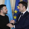 Tổng thống Pháp Emmanuel Macron (phải) trong cuộc họp báo chung với người đồng cấp Ukraine Volodymyr Zelensky tại Paris, ngày 16/2/2024. (Ảnh: AFP/TTXVN)