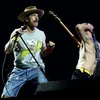 Các thành viên Anthony Kiedis và Flea của ban nhạc Red Hot Chilli Peppers. (Nguồn: nme.com)