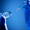 Vaccine đang được thử nghiệm kết hợp kháng nguyên do Sanofi phát triển, với công nghệ bổ trợ của GSK. (Nguồn: politico.eu)