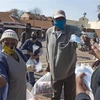Người dân nhận thực phẩm và hàng hóa cứu trợ tại Johannesburg, Nam Phi, ngày 5/6/2020 trong bối cảnh dịch COVID-19 lan rộng. (Ảnh: THX/TTXVN)