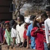 Người dân xếp hàng chờ nhận thực phẩm và hàng hóa cứu trợ tại Johannesburg, Nam Phi, ngày 5/6/2020 trong bối cảnh dịch COVID-19 lan rộng. (Ảnh: THX/TTXVN)