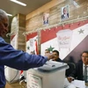 Một người bỏ phiếu trong cuộc bầu cử tổng thống ở Syria, tại Bộ Thông tin ở Damascus, ngày 26/5/2021. (Nguồn: rfi.fr)