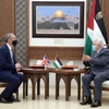 Tổng thống Palestine Mahmoud Abbas (phải) gặp Ngoại trưởng Anh Dominic Raab tại Ramallah, Bờ Tây, hôm 26/5. (Nguồn: saudigazette.com.sa)