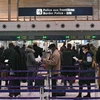 Hành khách tại sân bay Charles-de-Gaulle, gần Paris. (Nguồn: theguardian.com)