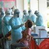 Nhân viên y tế lấy mẫu xét nghiệm COVID-19 cho người dân tại Bangkok, Thái Lan ngày 13/5/2021. (Ảnh: THX/TTXVN)