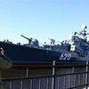 Tàu khu trục Bespokoiny số 620 neo đậu tại cảng Kronstadt. Hải quân Nga đã thiết lập tại thành phố cảng này một căn cứ chủ đạo cho Hạm đội Baltic. (Ảnh: Hồng Quân/TTXVN)