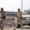 Lực lượng trung thành với chính phủ Yemen giao tranh với các tay súng Houthi, tại Marib, đông bắc Yemen hồi đầu tháng Năm. (Ảnh: AFP/TTXVN)