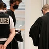Juan Branco, luật sư bào chữa cho bị cáo (giữa, khẩu trang đen) đến phòng xử án tại Paris, ngày 3/6/2021. (Nguồn: news10.com)