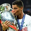Cristiano Ronaldo hôn lên chiếc Cúp Henri Delaunay khi Bồ Đào Nha đăng quang ngôi vô địch tại EURO 2016. (Nguồn: uefa.com)