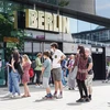Người dân đeo khẩu trang phòng dịch COVID-19 khi xếp hàng bên ngoài một cửa hàng ở Berlin, Đức, ngày 4/6/2021. (Ảnh: THX/TTXVN)