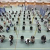 Người dân chờ tiêm vaccine ngừa COVID-19 tại quận Aichi, Nhật Bản ngày 24/5/2021. (Ảnh: Kyodo/TTXVN)