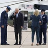 Tổng thống Joe Biden phủi một chú ve sầu đậu trên cổ áo, khi ông cùng đệ nhất phu nhân Jill Biden chuẩn bị lên máy bay Không lực Một, ngày 9/6/2021 tại Căn cứ Andrews. (Nguồn: apnews.com)