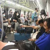 Người dân đeo khẩu trang phòng dịch COVID-19 trên tàu điện ngầm tại Singapore ngày 14/5/2021. (Ảnh: THX/TTXVN)