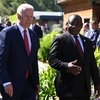 Tổng thống Nam Phi Cyril Ramaphosa (phải) trò chuyện với Tổng thống Mỹ Joe Biden tại hội nghị thượng đỉnh G7 ở Carbis Bay, Cornwall, Anh vào ngày 12/6/2021. (Nguồn: timeslive.co.za)