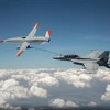 Máy bay không người lái MQ-25 T1 do Boeing chế tạo tiếp nhiên liệu cho chiếc tiêm kích F/A-18 Super Hornet của Hải quân Mỹ trong chuyến bay thử nghiệm ngày 4/6/2021. (Ảnh: AFP/TTXVN)