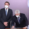 Bộ trưởng Khoa học và Công nghệ Brazil Marcos Pontes ký Hiệp định Artemis, bên cạnh Tổng thống Jair Bolsonaro vào ngày 15/6/2021. (Nguồn: space.com)