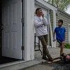 Valeriano (giữa), 34 tuổi, một nông dân Guatemala nhập cảnh bất hợp pháp vào Hoa Kỳ hồi cuối tháng 3/2021, đứng trước cửa nhà cùng con trai Arnold (phải) và cháu gái tại Hartford, Connecticut vào ngày 29/4/2021. (Nguồn: cbsnews.com)