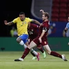 Một pha tranh chấp bóng trong cuộc đối đầu giữa Brazil và Venezuela tại bảng B Copa America 2021 tại Brasilia, Brazil, ngày 13/6/2021. (Ảnh: THX/TTXVN)