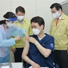 Nhân viên y tế được tiêm vaccine phòng COVID-19 tại Daegu, Hàn Quốc, ngày 3/3/2021. (Ảnh: Yonhap/TTXVN)