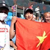 Anh Hoàng Văn Phú (giữa) và anh Nguyễn Đức Vượng (phải) đến từ Vladivostok, cách St. Petersburg 7 múi giờ, để cổ vũ cho đội tuyển Nga. (Ảnh: Duy Trinh/TTXVN)