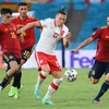 Các cầu thủ Tây Ban Nha (áo đỏ) bị đội tuyển Ba Lan cầm hòa với tỷ số 1-1 trong trận đấu ở bảng E EURO 2020, ngày 19/6/2020. (Ảnh: AFP/TTXVN)