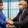 Người đứng đầu chính sách đối ngoại của EU Josep Borrell (phải) chào chính trị gia đối lập Belarus, Sviatlana Tsikhanouskaya, trong cuộc họp Bộ trưởng Ngoại giao châu Âu. (Nguồn: euronews.com)